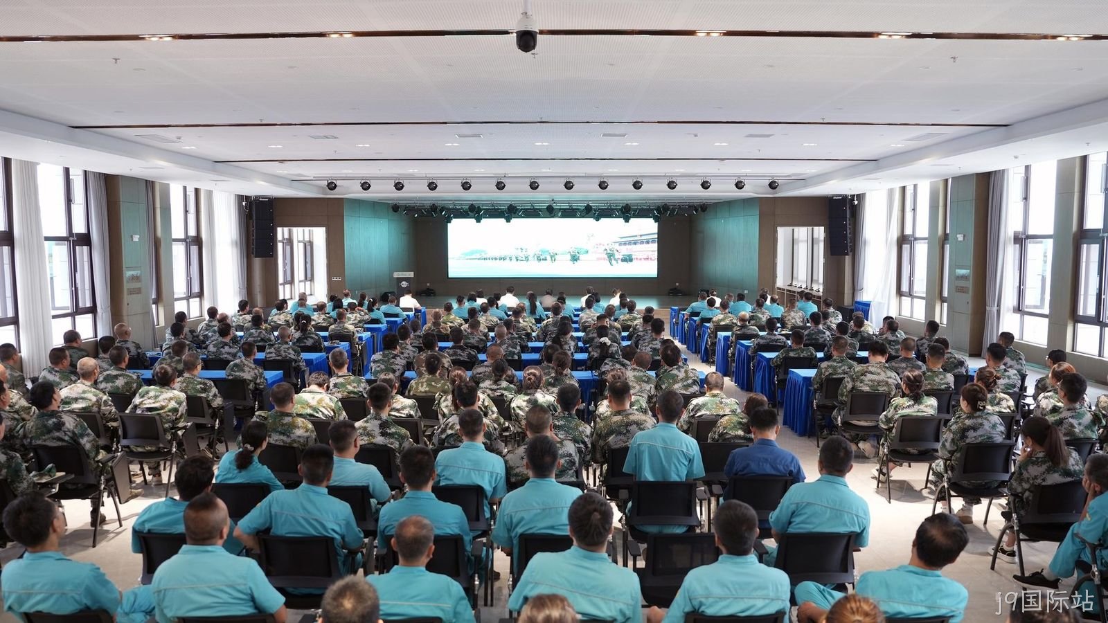 j9国际站组织全体员工观看抗战胜利80周年阅兵仪式